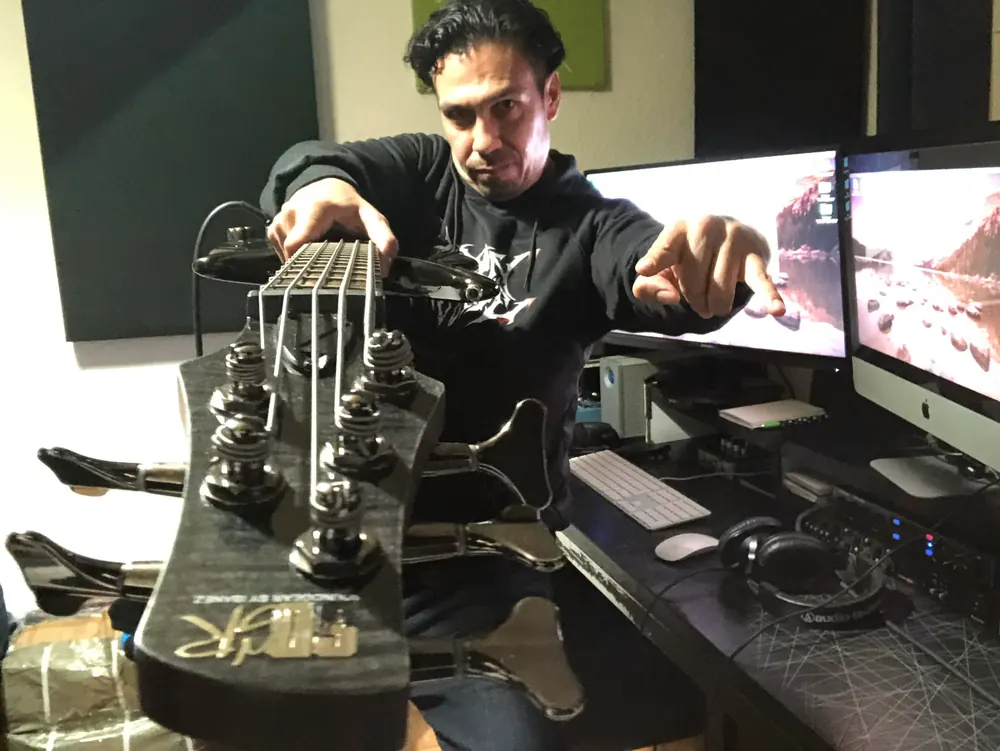 Human Violence — Bajo en el estudio